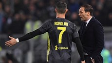 Cristiano Ronaldo z Juventusu debatuje s trenérem Massimilianem Allegrim bhem...