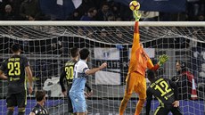 Wojciech Szczesny (v oranovém) kryje v brance Juventusu stelu v utkání s...