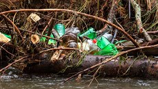 Plastový odpad na Kamenici v národním parku eské výcarsko
