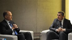 Premiér Andrej Babi (vpravo) se bhem Svtového ekonomického fóra v Davosu...