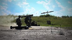 Čeští vojáci při střelbě z protiletadlového raketového kompletu RBS-70