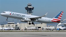 Airbus A321-200 práv vzlétá z mezinárodního letit v Los Angeles.