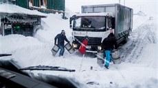 V polovin trasy na Boím Daru musí silniá Michal Kutj auto trochu oistit.