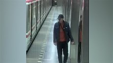 Exhibicionista se obnažoval v metru, pátrá po něm policie