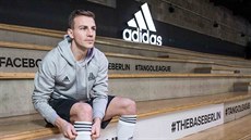 V industriálních prostorech berlínské adidas The Football Base Vladimír Darida...