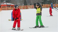 Správný postoj je dleitý. Pokrit kolena, tlo mírn dopedu, vysvtluje instruktorka Lenka Bednáová ze Skischool Lipno.