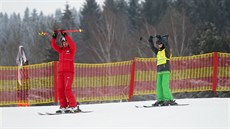 Správný postoj je dleitý. Pokrit kolena, tlo mírn dopedu, vysvtluje instruktorka Lenka Bednáová ze Skischool Lipno.