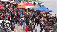 O farmá�ské trhy na náplavce je v�dy velký zájem.