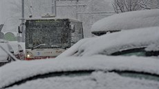 Čerstvý sníh komplikuje od pondělního rána dopravu na celé jižní Moravě. Na...