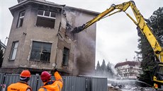 Demolice pavilonu bývalé dtské chirurgie v areálu Pardubické nemocnice.