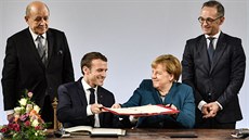 Nmecká kancléka Angela Merkelová a francouzský prezident Emmanuel Macron pi...