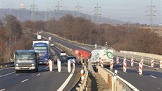 Na silnici u Hostomic mezi Teplicemi a Bílinou hrozí sesuv pdy. Podle SD není...