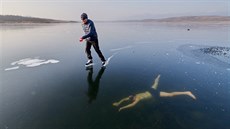 Zamrzlé jezero Milada nedaleko Ústí nad Labem vyuili nejen k potápní, ale i...