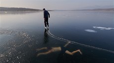 Zamrzlé jezero Milada nedaleko Ústí nad Labem vyuili nejen k potápní, ale i...