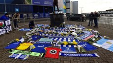 Před fotbalový stadionem v Cardiffu vzniklo pietní místo na počest...