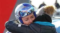 Zniená Lindsey Vonnová v cíli super-G v Cortin.