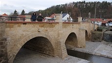 Po rekonstrukci, kterou provedl Stedoeský kraj v minulém roce, most v Sazené...