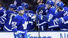 Nazem Kadri slaví se spoluhrái z Toronta svj hattrick.