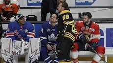 David Pastrák v dresu Bostonu s dalími hokejovými hvzdami pi dovednostních...