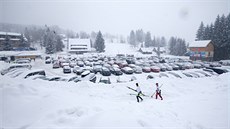 Do Bedřichova v Jizerských horách opět zavítaly spousty lyžařů. (26. ledna 2019)
