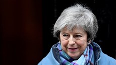 Britská premiérka Theresa Mayová opoutí Downing Street 10 ped hlasování o...