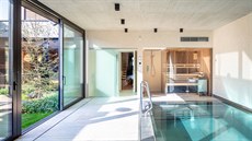 Majitelé mají k dispozici i vnitní bazén a saunu s pímým výstupem do...