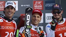 Ti nejlepí ze supeobího slalomu v Kitzbühelu. Zleva druhý Francouz Johan...