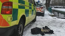 Podchlazeného mu�e bylo t�eba svléknout z mokrých �at� a rychle zvý�it t�lesnou...