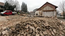 Dlníci bourají v Kostelci na Hané na Prostjovsku takzvaný bílý domek, který...