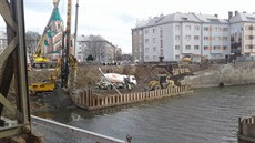 Snímek z prací na základech nového mostu v olomoucké Komenského ulici. Stavbaři...