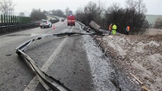 Řidič havaroval na D46 poblíž Žešova s nákladním vozem naloženým betonovým...