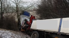 Řidič havaroval na D46 poblíž Žešova s nákladním vozem naloženým betonovým...