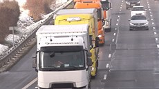 Tyto kamiony rozhodn nedodrují pravidlo dvou sekund. Mají mezi sebou pár...