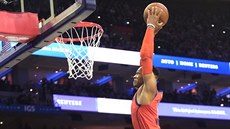 Russell Westbrook z Oklahoma City smeuje proti  Philadelphii, sleduje ho...