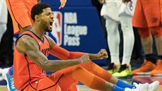 Paul George z Oklahoma City slaví trefu proti Philadelphii.