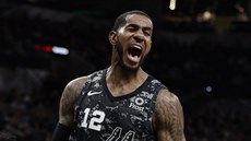 LaMarcus Aldridge (12) ze San Antonia má radost ze své trefy proti Los Angeles...