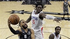 Patty Mills (8) ze San Antonia zakon�uje na ko� Los Angeles Clippers kolem...