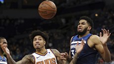Karl-Anthony Towns (vpravo) z Minnesoty a Kelly Oubre Jr. z Phoenixu sledují...