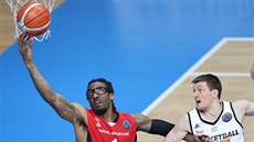 Amare Stoudemire (vlevo) z Hapoelu Jeruzalém zakonuje kolem nymburského Pavla...