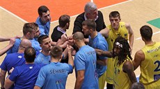 Basketbalisté Olomoucka během zápasu s Pardubicemi