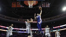 Ben Simmons (25) z Philadelphie smeuje, kolem sebe má DeMara DeRozana (10),...