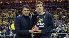 Jan Veselý (24) z Fenerbahce přebírá ocenění pro nejužitečnějšího hráče...