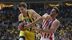 Jan Veselý z Fenerbahce doskoil mí ped Jorgosem  Bogrisem z Olympiakosu.