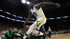 Draymond Green (23) z Golden State zachrauje mí ve he bhem utkání s...