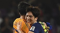 Japontí fotbalisté Genki Haragui (vpravo) a uii Gonda slaví postup do...