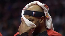 Vince Carter z Atlanty odpoívá bhem zápasu s LA  Clippers.