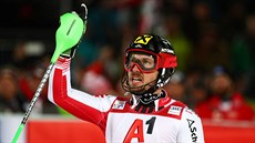 Marcel Hirscher se raduje z vítzství ve slalomu ve Schladmingu.