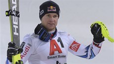 Alexis Pinturault slaví druhé místo ve slalomu ve Schladmingu.