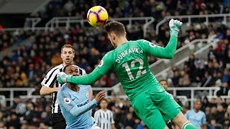 Martin Dúbravka z Newcastlu hlavikuje ped Raheemem Sterlingem z Manchesteru...