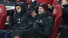 Petr ech (vpravo) mezi náhradníky Arsenalu
